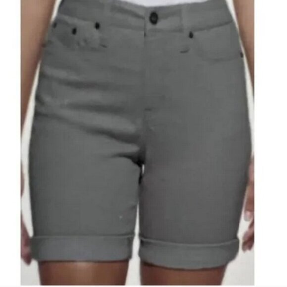 NWT DKNY Jeans Women's 9" Bermuda Summer Shorts Rolled Hem Size 8 - Picture 1 of 2